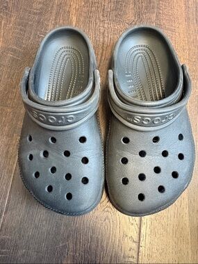 CROCS Kids size 2 Classic Clog in black.